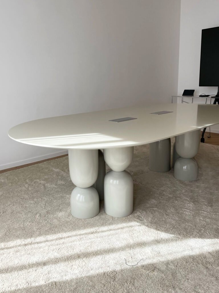 table design sur mesure en bois massif ou verre coupé, peinture laquée, mobilier artisanal haut de gamme